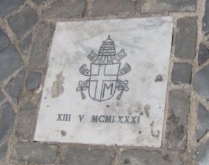 La lapide fatta apporre da Benedetto XVI sul luogo dell'attentato, che reca l'emblema di Giovanni Paolo II e la data del 13 maggio 1981 in numeri romani.