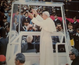 Papa Giovanni Paolo II accolto dalla folla